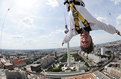 BASE-FLYING VON JOCHEN SCHWEIZER